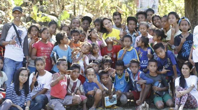 Keceriaan anak–anak tampak terlihat jelas dari raut-raut wajah anak-anak eks pengungsi Timor-Timur yang berdomisili di Lolowa Tukuneno 