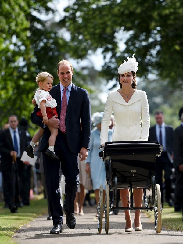 Pangeran William dan Kate Middleton tampak berjalan bersama Pangeran George dan Putri Charlotte yang berada dalam kereta bayi, usai upacara pembaptisan Charlotte di Gereja St. Mary Magdalene, Inggris, Minggu (5/7/2015). (REUTERS/Chris Jackson/Pool)