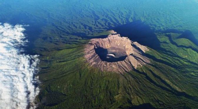 Gunung Raung, Jawa Timur. | via: tourhq.com