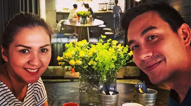 Makan bersama adalah salah satu momen indah yang tak mungkin dilewatkan Donna Agnesia dan Darius Sinathrya (Instagram/Darius Sinathrya)