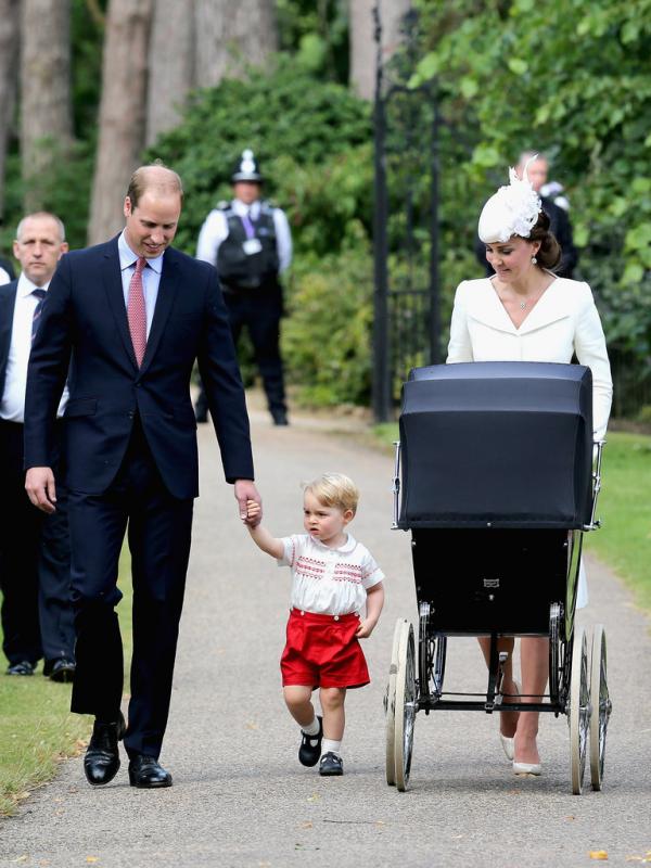 Pangeran George, Pangeran William, Kate Middleton, dan Putri Charlotte (via popsugar.com)