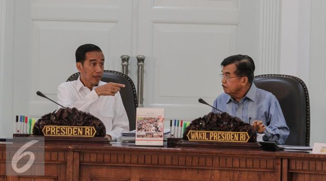 Presiden Jokowi dan Wapres Jusuf Kalla saat menghadiri sidang kabinet paripurna, Jakarta, Senin (6/7/2015). Sidang tersebut membahas Draft Nota Keuangan dan Postur RAPBN 2016 dan Persiapan Lebaran 2015. (Liputan6.com/Faizal Fanani)