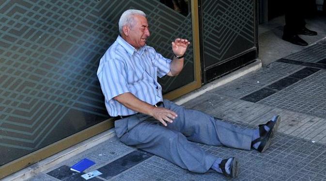 Giorgos Chatzifotiadis menangis putus asa saat tak bisa mengambil uang pensiunnya (AFP)