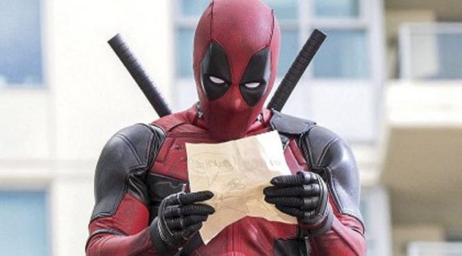  Penampakan 'Deadpool' sedang melihat kertas. Foto: Via Screenrant.com