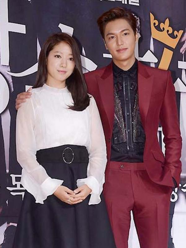 Pada 2014 silam, sebuah media Tiongkok memberitakan jika Lee Min Ho menjalin hubungan dengan Park Shin Hye. (via kembangpete.com)