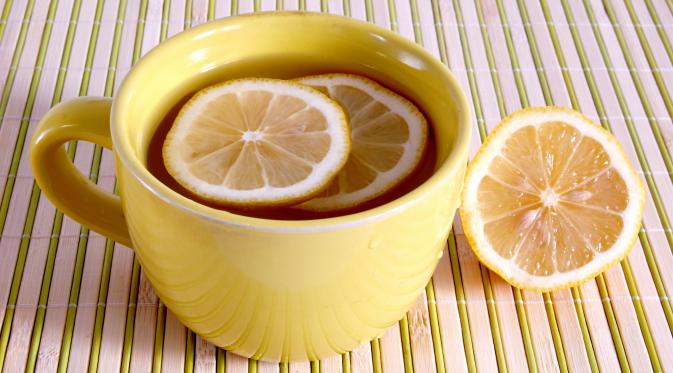 5 Alasan Kamu Harus Minum Air Lemon Setiap Pagi | via: reginaidealjourney.com