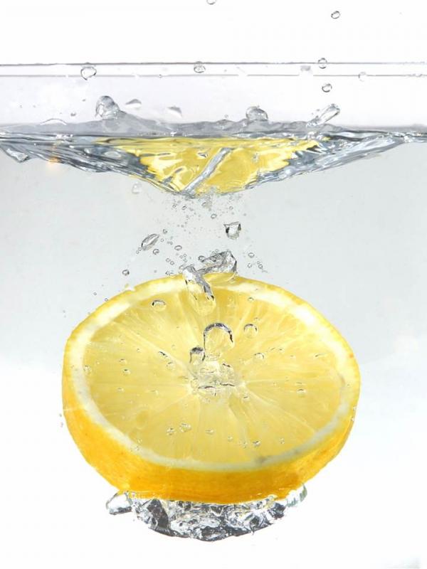 5 Alasan Kamu Harus Minum Air Lemon Setiap Pagi | via: brazenwoman.com