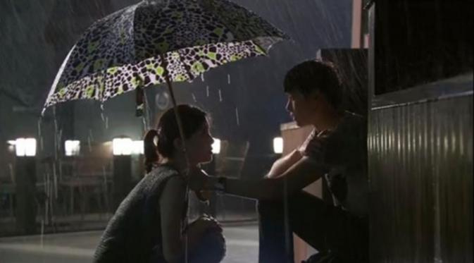 Adegan payung romantis di drama 'I Hear Your Voice'. Foto: Kdramastars