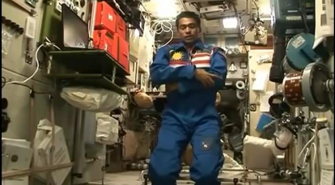 Kisah Astronot yang Tetap Salat Walau Berada di Luar Angkasa. | via: youtube.com