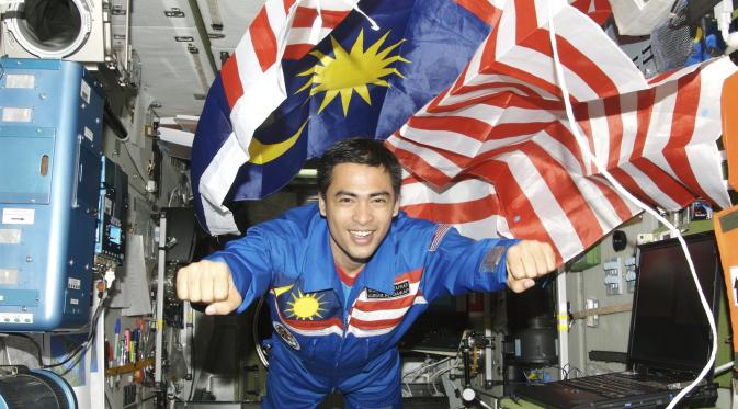 Sheikh Muszaphar Shukor, astronot asal Malaysia yang jalankan salat di luar angkasa.