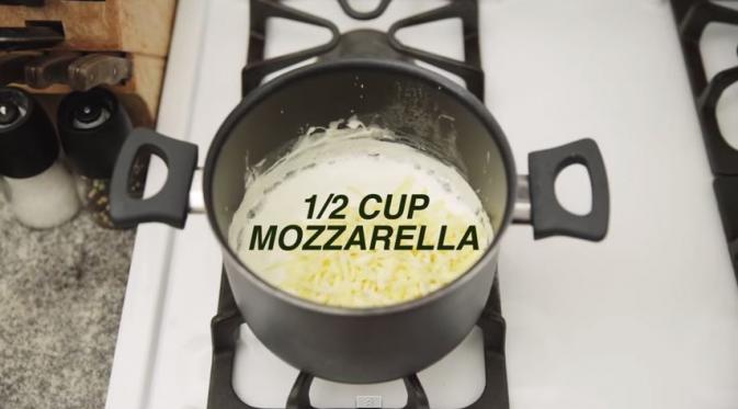 Masukkan keju mozarella (Via: youtube.com)