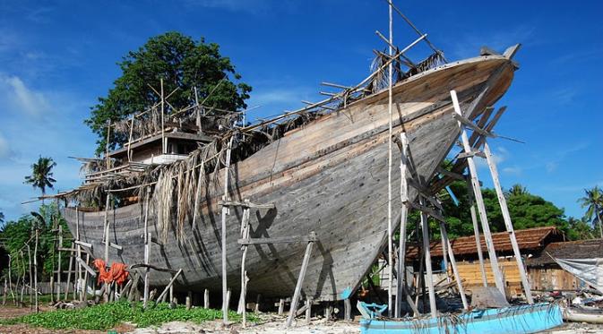 Tanjung Bira, Destinasi Para Traveler di Selatan Pulau Sulawesi. via: boatbuildingindonesia.com