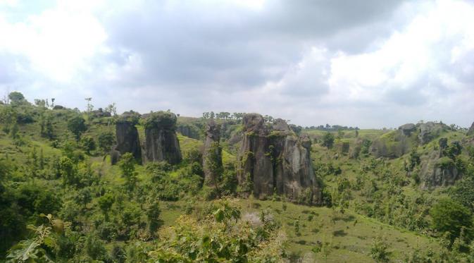 Batu Solor Jadi Bukti Kalau Indonesia Juga Punya Stonehenge. | via: absori.wordpress.com