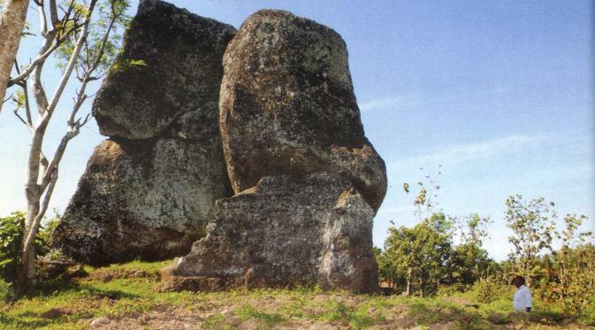 Batu Solor Jadi Bukti Kalau Indonesia Juga Punya Stonehenge. | via: jawatimuran.wordpress.com