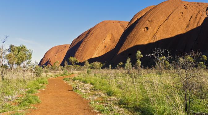 Kemegahan Sang Raksaksa Merah, Uluru, di Tengah Gurun Australia. | via: flickr.com