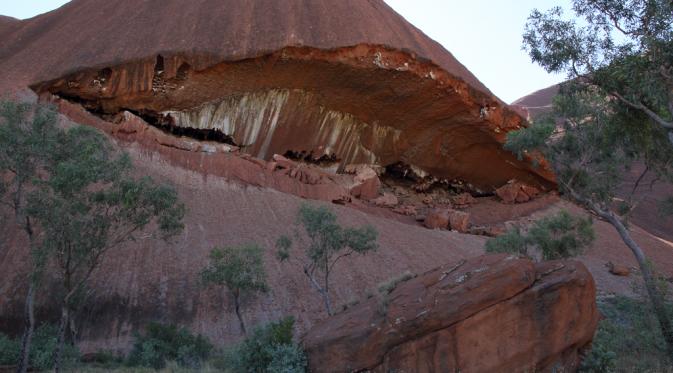 Kemegahan Sang Raksaksa Merah, Uluru, di Tengah Gurun Australia. | via: letgotravelaustralia.wordpress.com