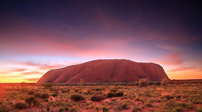 Kemegahan Sang Raksaksa Merah, Uluru, di Tengah Gurun Australia. | via: uluru.com