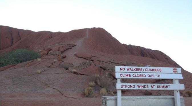 Kemegahan Sang Raksaksa Merah, Uluru, di Tengah Gurun Australia. | via: thecounterintuitive.com