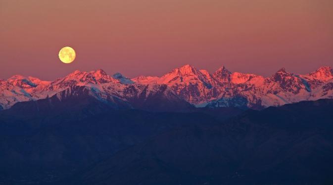 Full Moon over the Alps | via: buzzfeed.com