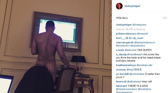 John Legend tak tahu jika Chrissy Teigen mengabadikan fotonya. yang sedang telanjang bulat. (via Instagram.com)