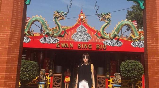 Vicky Shu saat berkunjung ke Kelenteng Kwan Sing Bio (Instagram/@vickyshu)