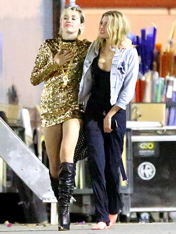 Miley Cyrus dan Stella Maxwell. (via usmagazine.com)