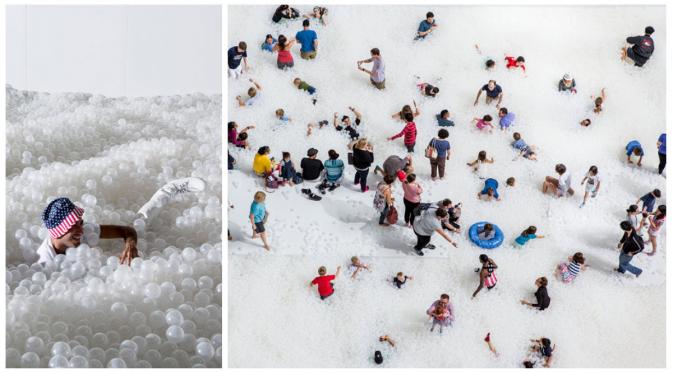 Orang-orang bermain di pantai plastik. (Bored Panda)