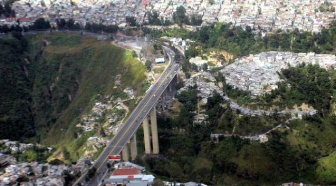 Incienso Bridge di Guatemala City, tempat Ariel dilempar.