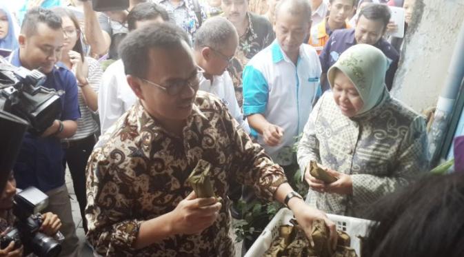 Menteri Energi Sumber Daya Mineral (ESDM) Sudirman Said dan Wali Kota Surbaya Tri Rismaharini berkunjung ke kampung Lontong, Surabaya, Jawa Timur (Foto: Pebrianto Eko W/Liputan6.com)