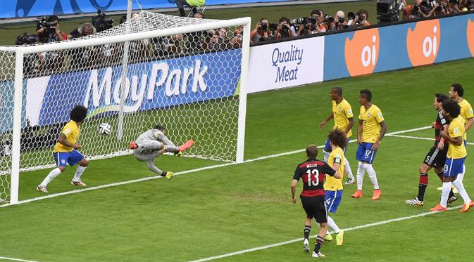 Thomas Muller mencetak gol saat Jerman membantai Brasil 7-1 di Piala Dunia 2014 (Odd Andersen / AFP)