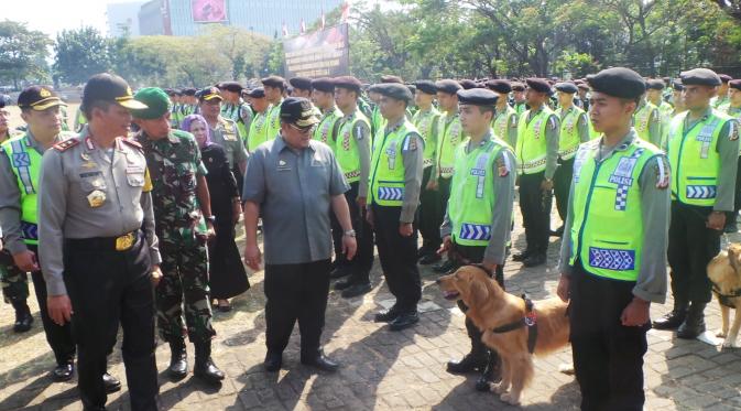 Kapolda Jabar, Irjen Moechgiyarto, saat meninjau kesiapan pasukan jelang Operasi Lodaya. (Liputan6.com/Okan Firdaus)