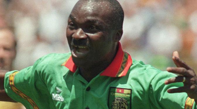 Roger Milla, memesona publik sepak bola dunia bersama Kamerun di Piala Dunia 1990.