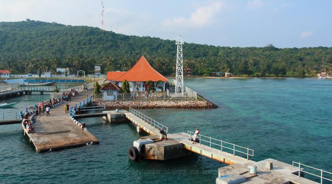 Pelabuhan Karimunjawa. | via: lostpacker.com