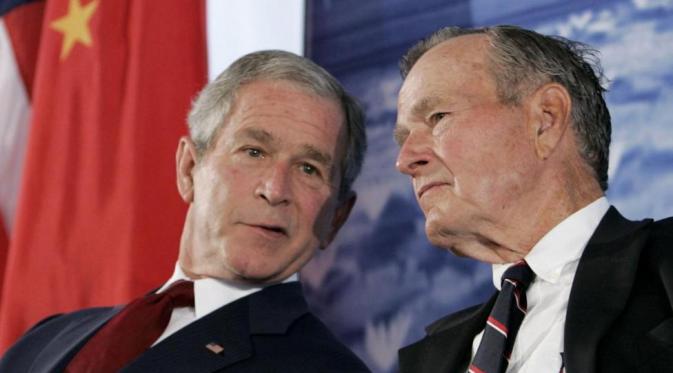 Bush Junior dan Bush Senior. (Reuters)