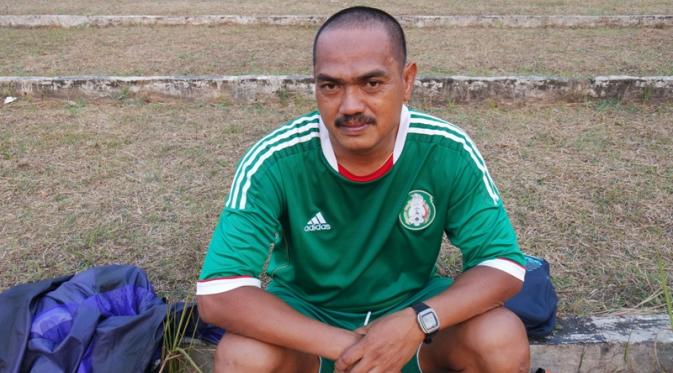 Salah satu wasit asal Jakarta, Mintar mengikuti seleksi wasit untuk Piala Kemerdekaan. (Bola.com/Arief Bagus)