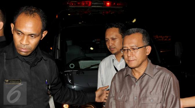 Ketua Pengadilan Tata Usaha Negara (PTUN) Medan, Tripeni Irianto Putro (kanan) saat keluar dari mobil tahanan usai diamankan petugas KPK dalam operasi tangkap tangan, di Gedung KPK, Jakarta, Jumat (10/7/2015). (Liputan6.com/Helmi Afandi)