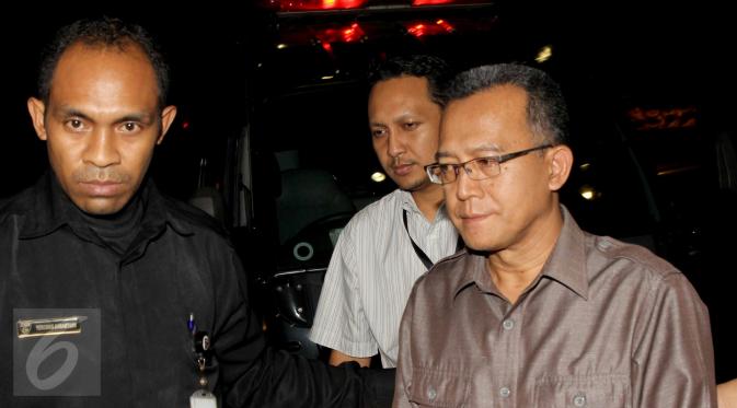 Ketua Pengadilan Tata Usaha Negara (PTUN) Medan, Tripeni Irianto Putro (kanan) digiring masuk ke dalam Gedung KPK, usai diamankan petugas dalam operasi tangkap tangan, Jakarta, Jumat (10/7/2015). (Liputan6.com/Helmi Afandi)