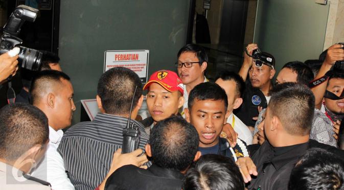 Rekan pengacara dari OCK and Associate mencoba menghalangi peliputan para wartawan yang hendak mengambil gambar salah seorang pengacara terduga pemberi suap, di Gedung KPK, Jakarta, (Liputan6.com/Helmi Afandi)