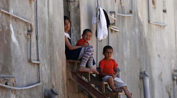 Sejumlah anak-anak pengungsi Suriah yang telah tinggal di Yordania dengan keluarga mereka selama 2,5 tahun di kota Madaba, Kamis (9/7/2015). Jumlah pengungsi Suriah di negara-negara tetangga telah melewati 4 juta penduduk. (REUTERS/Muhammad Hamed)