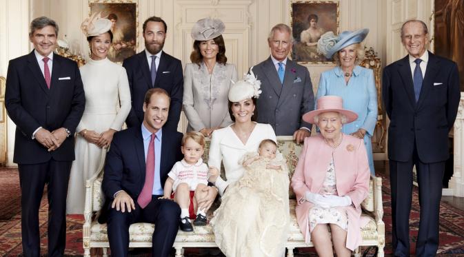 Mulai dari Ratu Elizabeth, Pangeran Philip, Charles dan istri, Camilla, beserta keluarga Middleton hadir saat pembaptisan Charlotte pada 6 Juli lalu di Sandringham, Inggris, Kamis (9/7/2015). (REUTERS/Mario Testino/Art Partner/Handout)