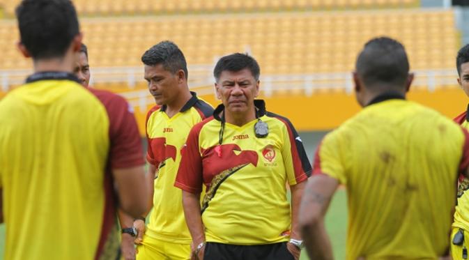 Benny Dollo dikabarkan bakal diberhentikan dari jabatan sebagai pelatih Sriwijaya FC selepas Torabika Bhayangkara Cup 2016. (Bola.com/Riskha Prasetya)