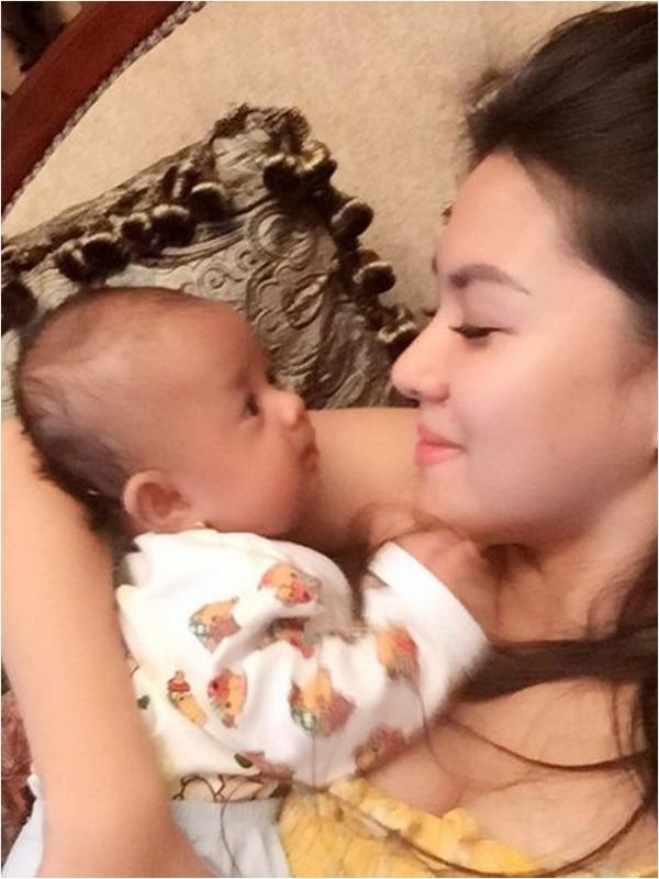 Ini bukan keponakannya, namun anak pembantunya. Namun Vicky Shu menggendongnya dengan penuh kasih sayang (via Instagram/Vicky Shu)
