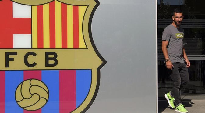 Pemain baru Barcelona, Arda Turan muncul ke hadapan awak media saat sesi perkenalan di luar Stadion Camp Nou, Barcelona, Spanyol, (9/7/2015). Barcelona mengontrak Arda Turan selama lima tahun ke depan. (AFP PHOTO/Lluis GENE)