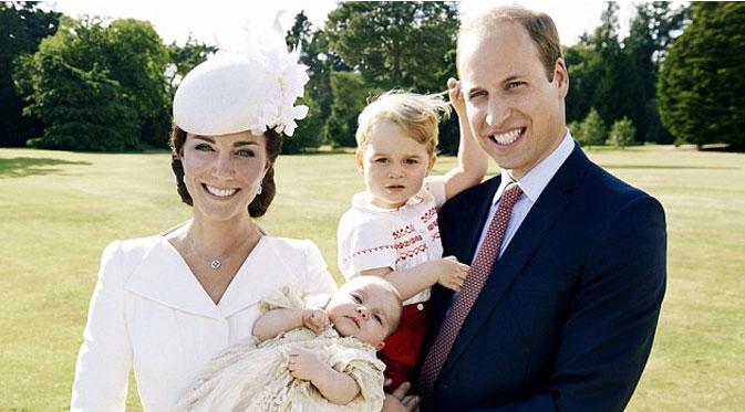 Sementara yang lain berpose, Prince George malah menjambak-jambak rambut (via dailymail.co.uk)