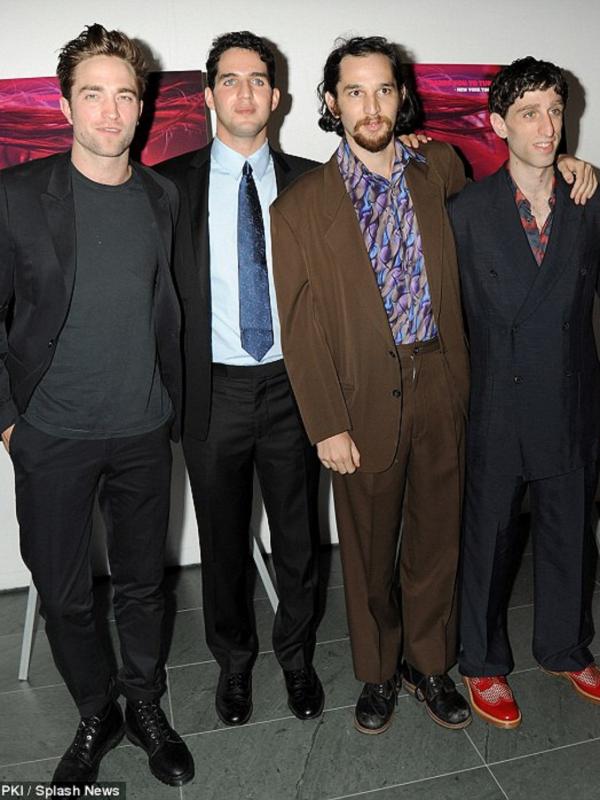 Robert pattinson berfoto dengan sutradara Safdie bersaudara. Foto: dailymail.co.uk