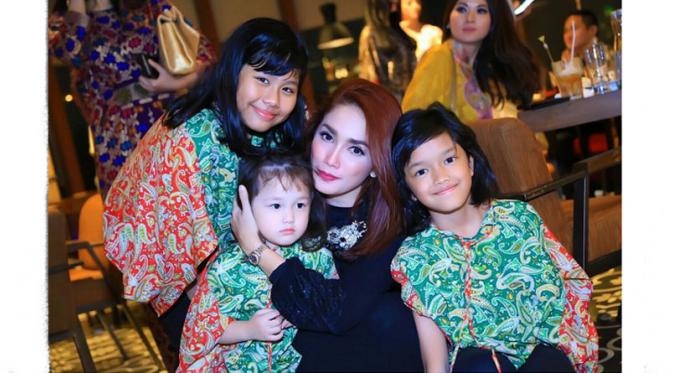 Ussy Sulistiawati dan ketiga putrinya [Foto: Instagram]