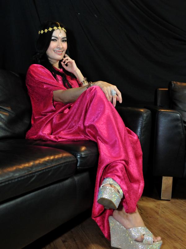 Iis Dahlia tampil cantik dibalut kaftan merah muda dengan bergaya ala India. (Liputan6.com/Andrian Martinus)