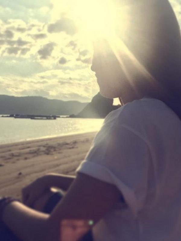 Shaheer Sheikh memosting foto seorang wanita yang sedang duduk di tepi pantai (Instagram)