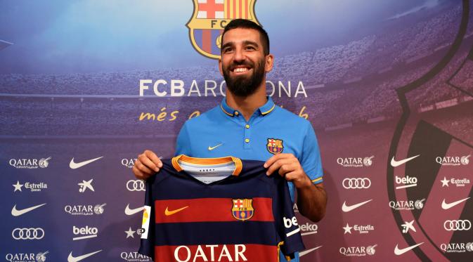 Arda Turan, pemain asal Turki yang direkrut Barcelona dari Atletico Madrid sebesar 41 juta euro diperkenalkan secara resmi kepada publik dalam suatu acara di Camp Nou, Barcelona. Jumat (10/7/2015). (AP Photo/Manu Fernandez)