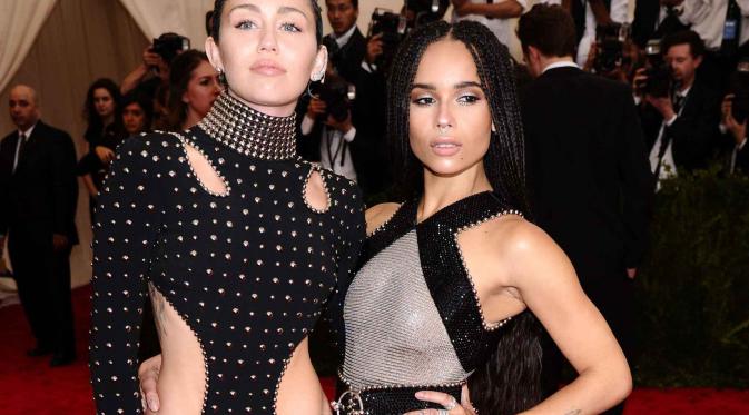 Miley Cyrus dan Zoe Kravitz (20minutes.fr)